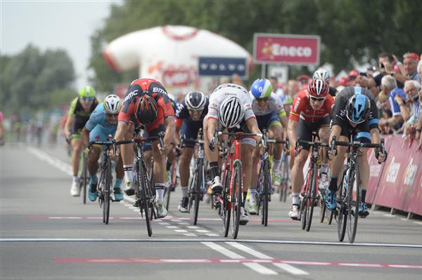 Elia Viviani wins stage 1